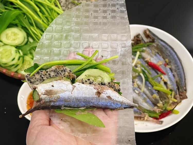 Tối nay ăn gì - Cá nục hấp cuốn bánh tráng