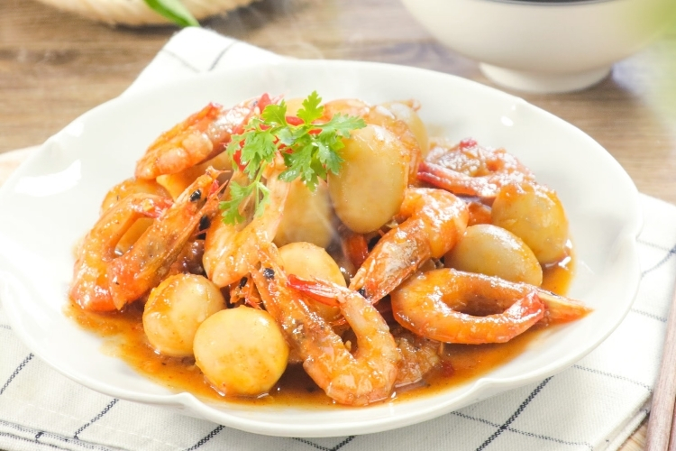 Tôm sú kho tàu trứng cút