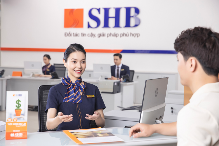 Đến quầy giao dịch SHB để được nhân viên hỗ trợ trả khoản vay