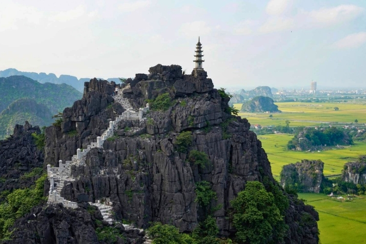 Khám phá Hang Múa trên ngọn núi Ngọa Long