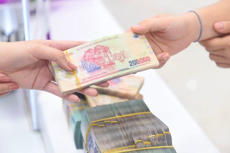 Vay tiền nóng chủ yếu được cung cấp bởi các cá nhân, tổ chức tài chính tư nhân hoặc "tín dụng đen".