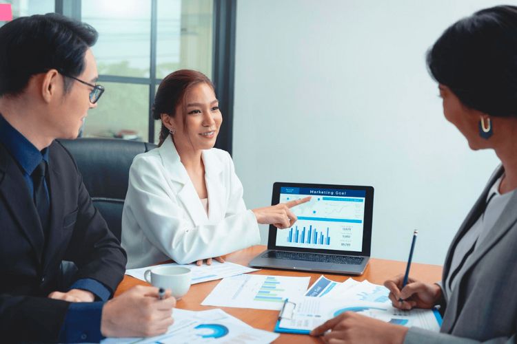 Ưu tiên vay tiền nóng qua công ty tài chính hợp pháp hoặc ngân hàng, tránh các hình thức vay phi chính thống.