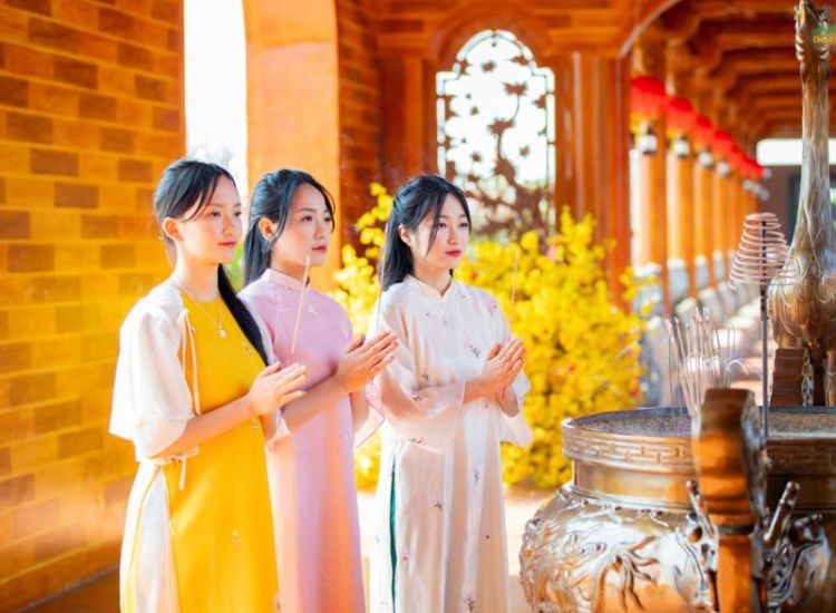 Mùng 3 là ngày đẹp để du xuân, đi lễ cầu bình an