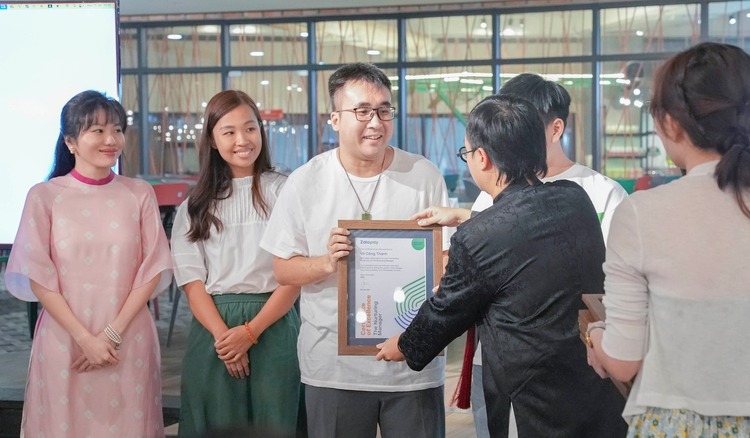 Lễ trao thưởng cho cá nhân, phòng ban xuất sắc