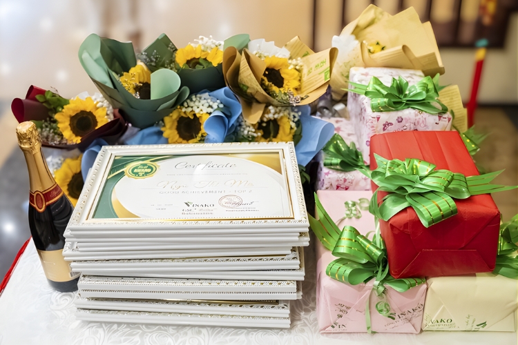 Tặng quà cho khách hàng, đối tác
